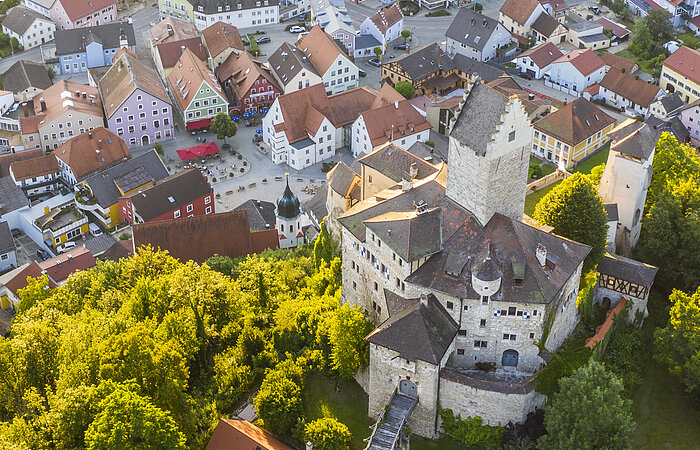 Blick auf Burg Kipfenberg und Marktplatz
