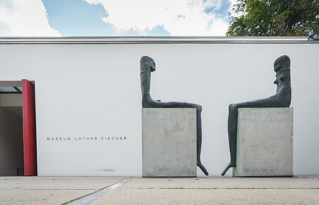 Sitzendes Paar vor dem Museum Lothar Fischer in Neumarkt