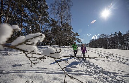Wanderpärchen unterwegs im Winter auf dem Altmühltal-Panoramaweg