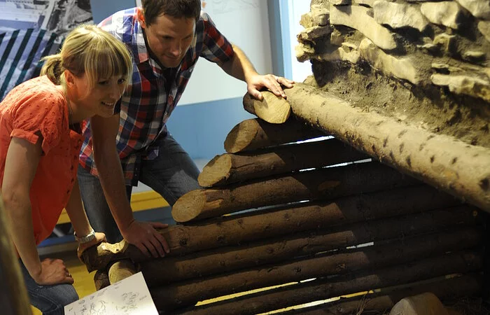 Ein Paar besichtigt das Grab im Museum Hollerhaus.