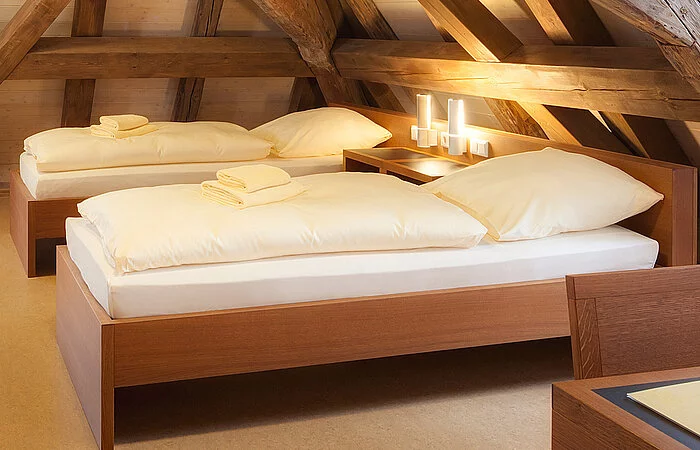 Benediktinerabtei Plankstetten_Zimmer_Holzbalken