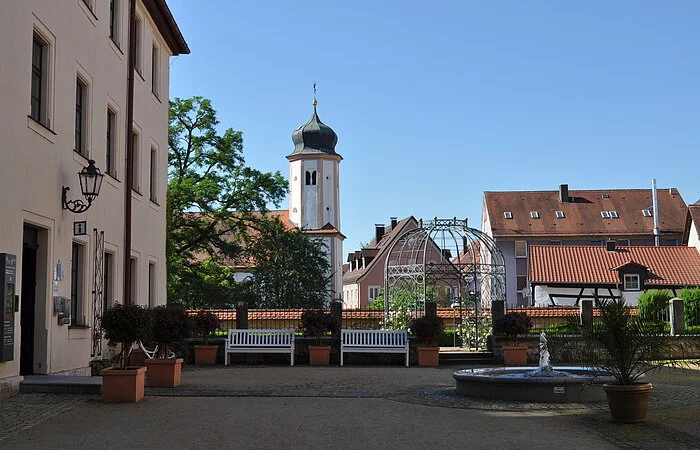 Der Schlosshof mit Springbrunnen