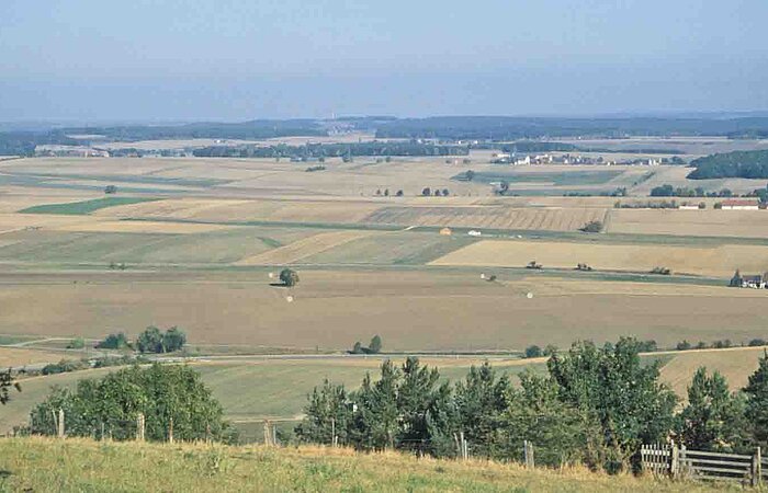 Blick vom Schloss Spielberg auf das Kastellgelände (helle Punktmarkierung an den Kastellecken, Bild: W. Schmidt, 2003)