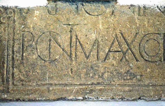 Fragment einer römischen Inschrift in der Kirche von Gnotzheim (Bild: W. Schmidt, 2003)