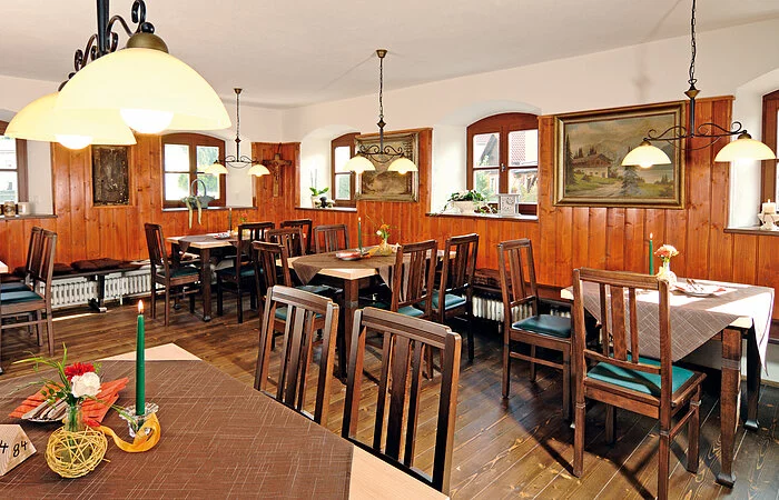 Zum Alten Wirt_Gastraum mit mehreren Tischen
