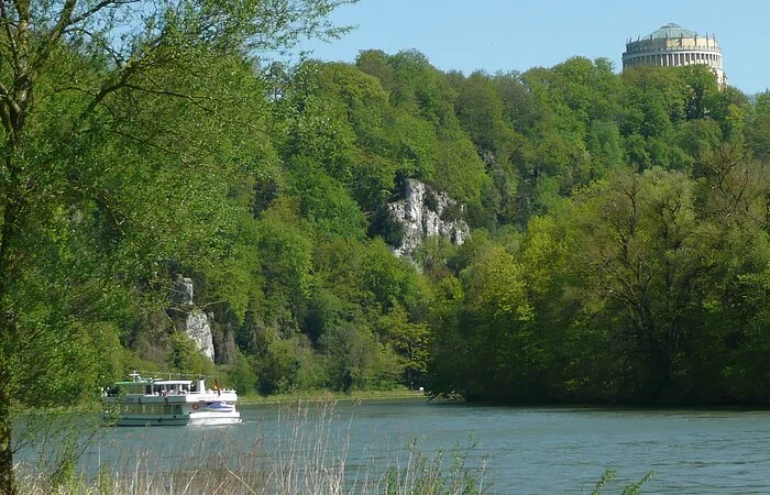 Blick auf die Befreiungshalle und die Donau vom Klösterl aus