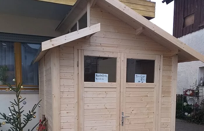 Holzhäuschen Blick von aussen für Verkauf von Regionalen Produkten