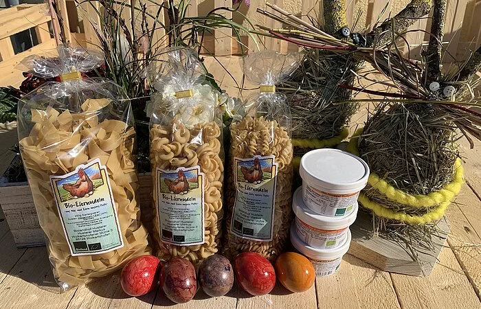 Nudeln in Verpackungen, Eier gefärbt, Dosen mit Deko