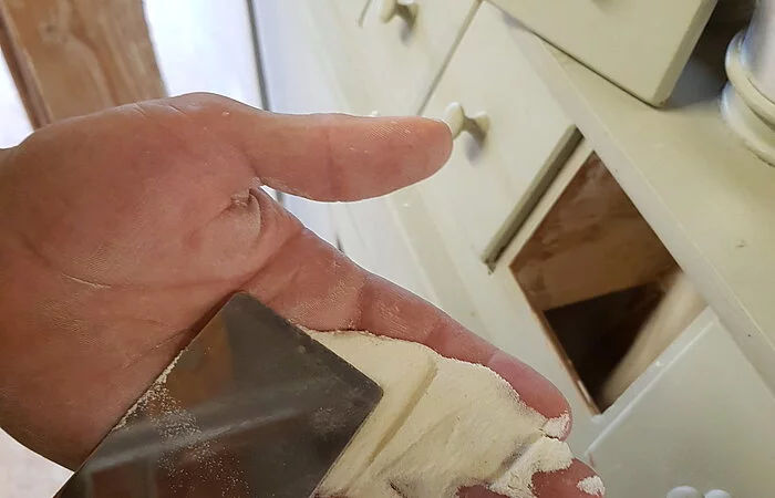 Prüfung des Mahlgrades Mehl in der Handfläche