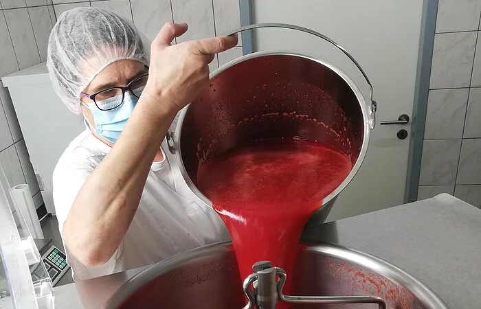 Saft für das Eis wird in Rührmaschine gefüllt