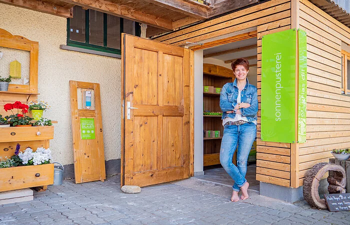 24 Stunden Verkaufshütte mit offener Tür und Person.