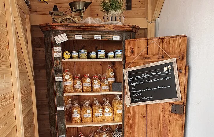 Regal mit eigenen Produkten