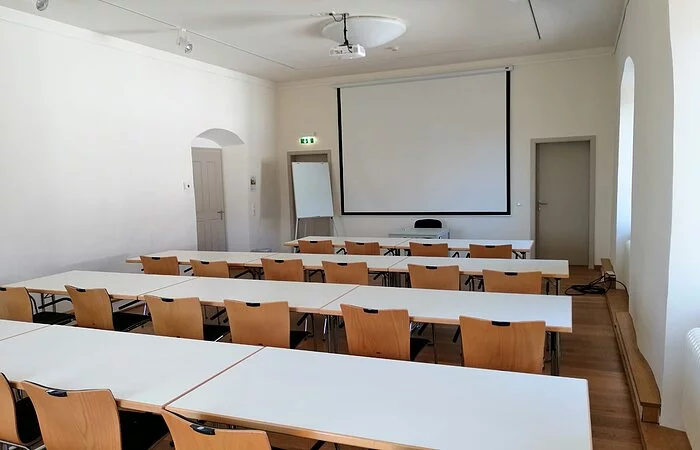 Beamer und Leinwand sowie Flipchart sind vorhanden