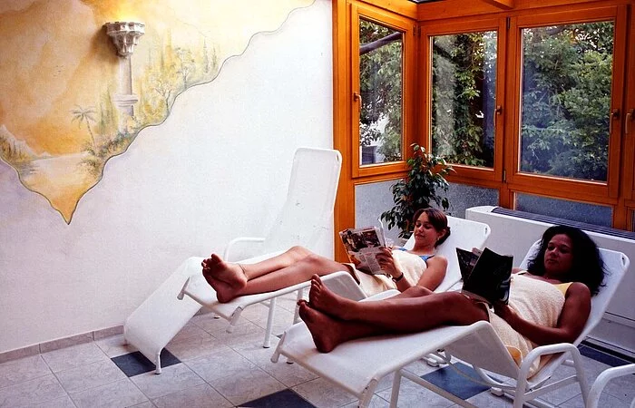 Zwei Damen auf Saunaliegen zur Entspannung