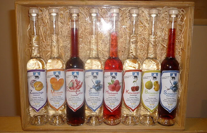 Kiste mit 8 verschiedenen Flaschen von Edelbränden