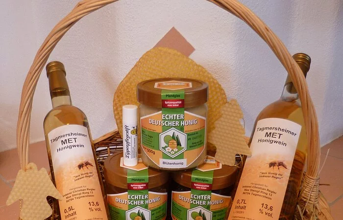 Korb mit verschiedenen Honigprodukten