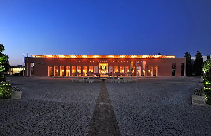 Kurort Bad Gögging in Bayern © Foto Dirk Holst DH STUDIO KÖLN, H a u p t s t r.  2 3 9,  5 1 1 4 3  K ö l n, V e r ö f f e n t l i c h u n g  n u r  m i t  H o n o r a r   n a c h   M F  M o d e r B V P A,  m i t  N a m e n s n e n n u n g   u n d  B e  l e g e x em p l a r,  B a n k v e r b i n d u n g,  K r e i s s p a r k a s s e  K o e l n,  B L Z  3 7 0  5 0 2  9 9,  K o n t o  9 6 1 4 0