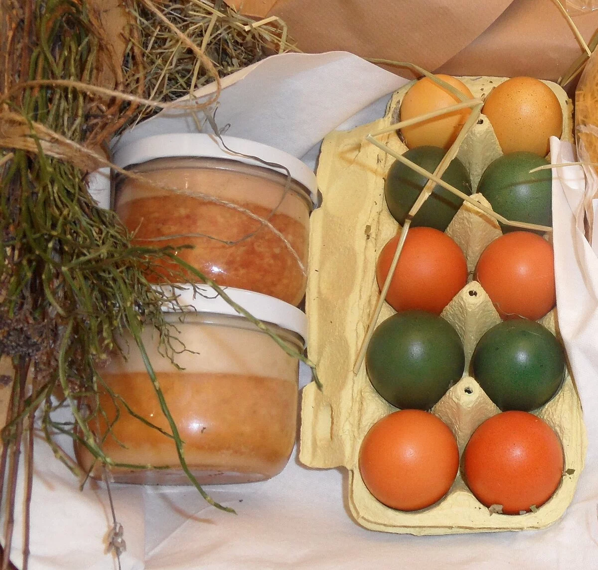 Schermer_Böhming_Eier Schachtel mit gefärbten Eiern