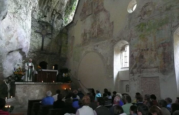 Gottesdienst in der Felsenkirche der Einsiedelei Klösterl