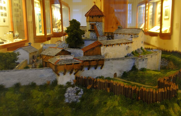 Modell der Burgruine im Rathaus