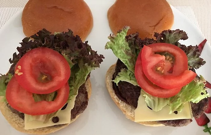Zwei Burger mit Salat u. Tomaten