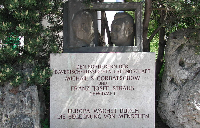 Bronzekomposition Michail S. Gorbatschow und Franz-Josef Strauß (Schöpfer: Dimitri Ryabitchev)