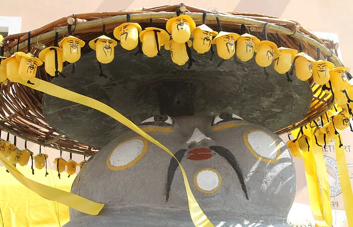 Zum Bayrisch-Chinesischen Sommer wird auch der Chinesenbrunnen geschmückt