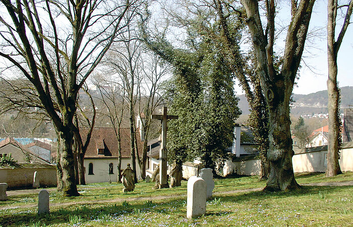 Blick auf die Kreuzigungsgruppe und Grabsteine