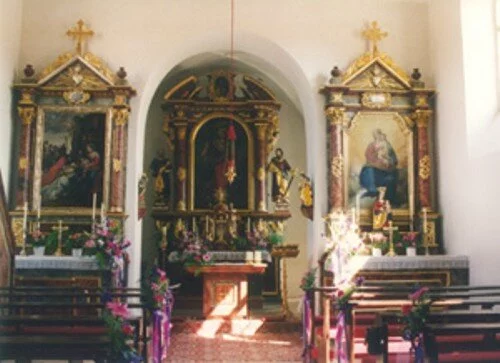 Bänke und der kleine Altar