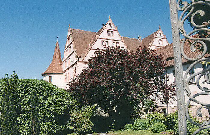 Blick durch den Schlossgarten auf Schloss Ratibor