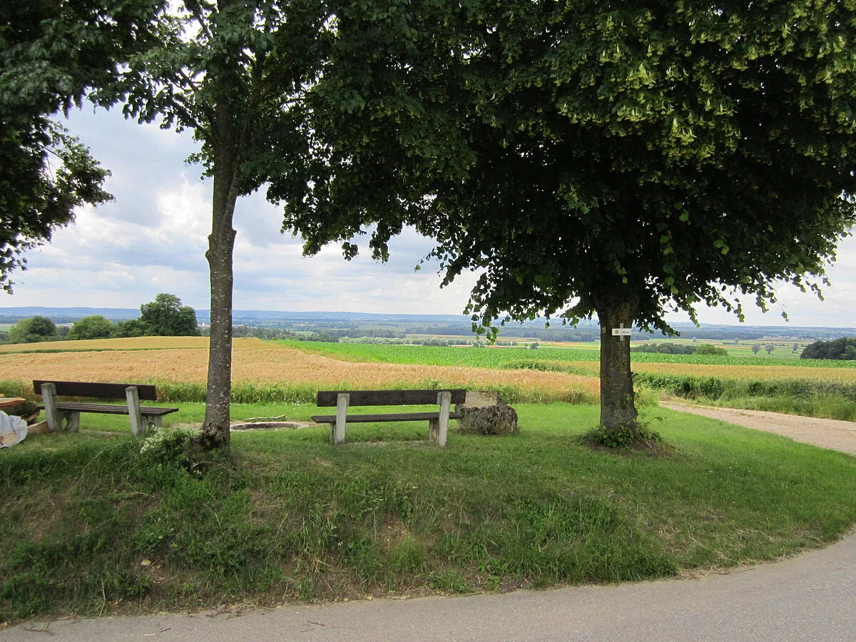 Die beiden Bänke laden zu einer kleinen Auszeit vom Alltag ein.