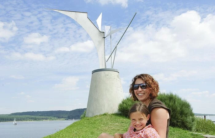 Ein Mutter und ihr Kind picknicken im Vordergrund des Phoenix in Ramsberg.