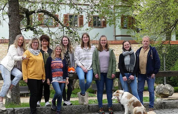 Alle Mitarbeiter der Touristinfo, des Infozentrums und Museums stehen vor dem Stadtschloss.