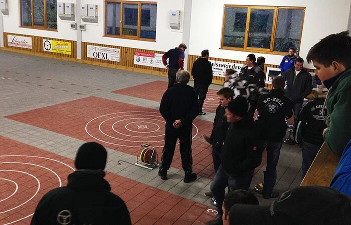 Wettkampf im Sommerstockschiessen des Stockclubs Zell in der Stockhalle in Zell