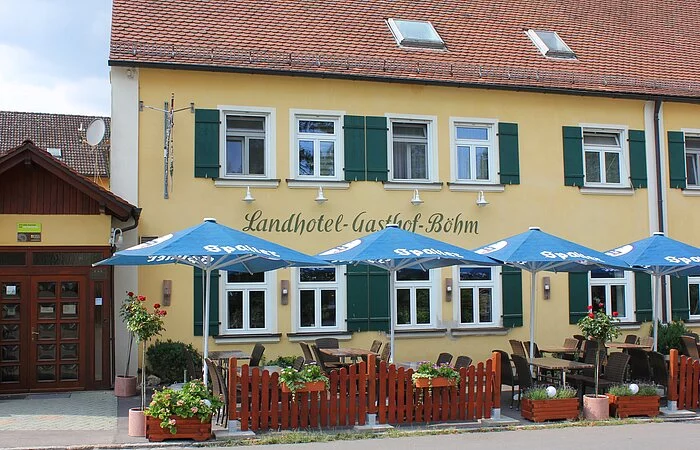 Das Landhotel Böhm läd sowohl in den Gasthof als auch in den gemütlichen Biergarten zum Verweilen ein.