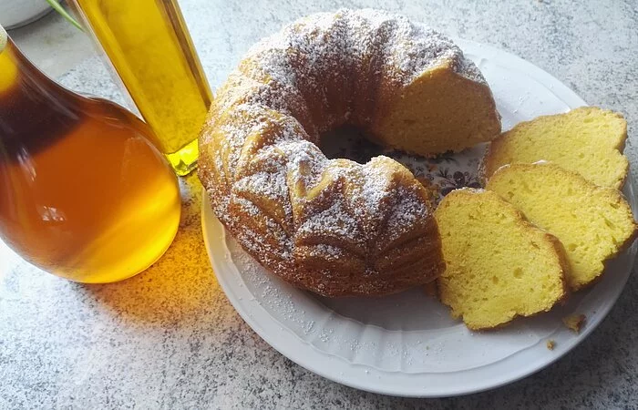 Soja-Guglhupf auf Teller