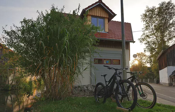 Auf dem Bild sieht man die S2 Radlwerkstatt von außen. Davor stehen 2 Fahrräder.