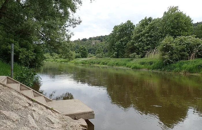 Der Bootseinstieg bestehend aus Stufen und glatter Fläche um die Boote hoch zu ziehen,  ist komplett aus Stein und Beton  gebaut worden. Die Altmühl fließt gemächlich vorbei.