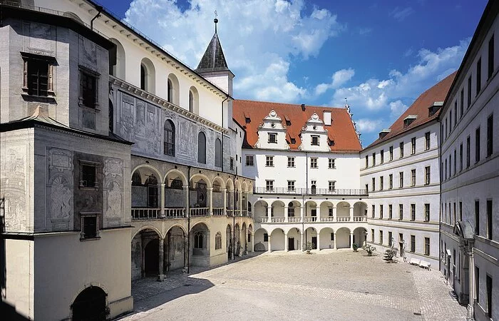 Der Schlosshof ist mit einer Sgraffitifassade ausgestattet, welche Szenen aus dem Alten Testament aufzeigt.