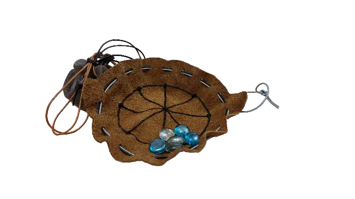 Inhalt: Lederbeutel mit 1 Rundmühle auf der Innenseite, je 3 Spielsteine aus Glas pro Farbe, 1 Spielanleitung