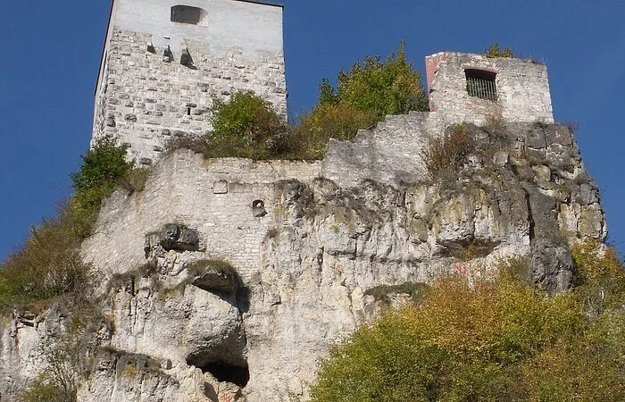 Oberhalb von Wellheim befindet sich die Ruine einer Burg auf einer Felskuppe.
