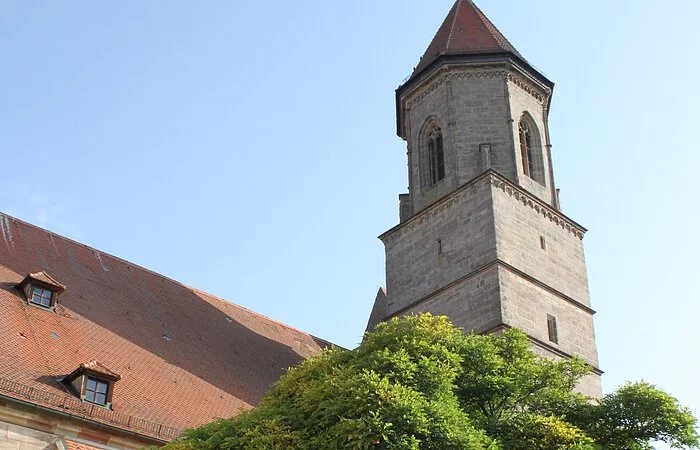 Hier sieht man die Stadtkirche mit Ihrem großen Eingangstor