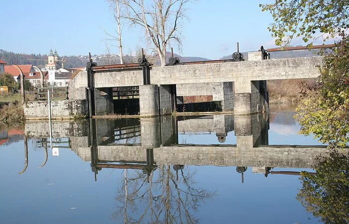 Die Aus- und Einstiegsstellen sind großzügig angelegt und massiv gebaut. Links sieht man den Ausstieg der leicht über Treppenstufen zu bewältigen ist. Dahinter kann man Häuser erkennen.