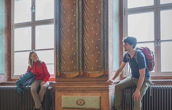 Residenz, Tapetenzimmer der Leuchtenberger zwei Junge Leute sitzen auf der Fensterbank