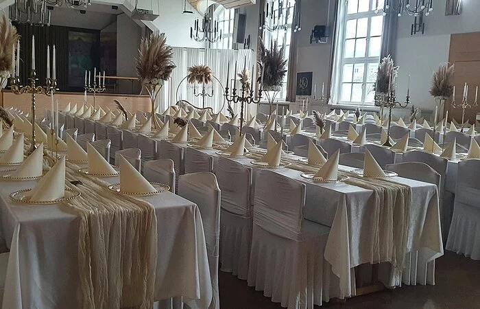 Bestuhlung und Dekoration anlässlich einer Hochzeit im Saal der Stadthalle