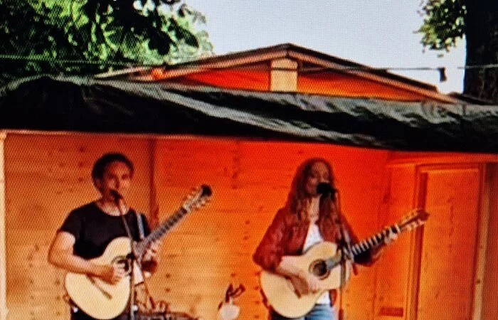 Musikdarbietung beim Biergartenkonzert an der Stadthalle
