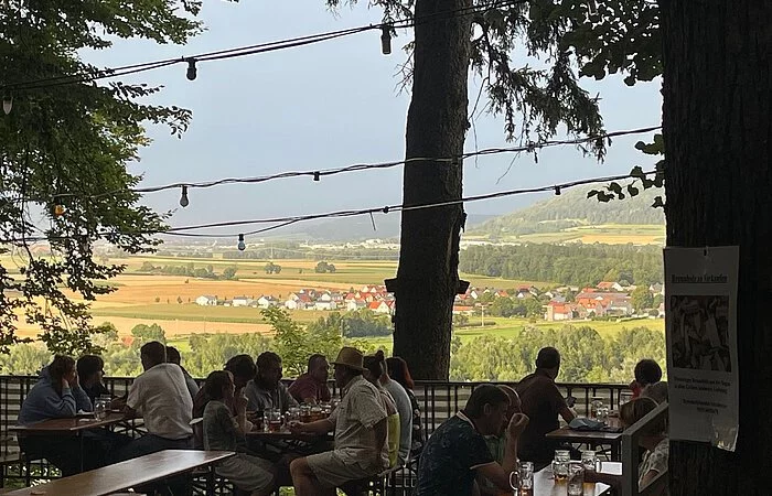 Blick auf die untere, große Terasse des Wettelsheimer Kellers sowie das Umland