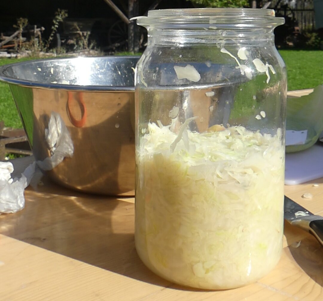 Weckglas mit fermentierten Sauerkraut