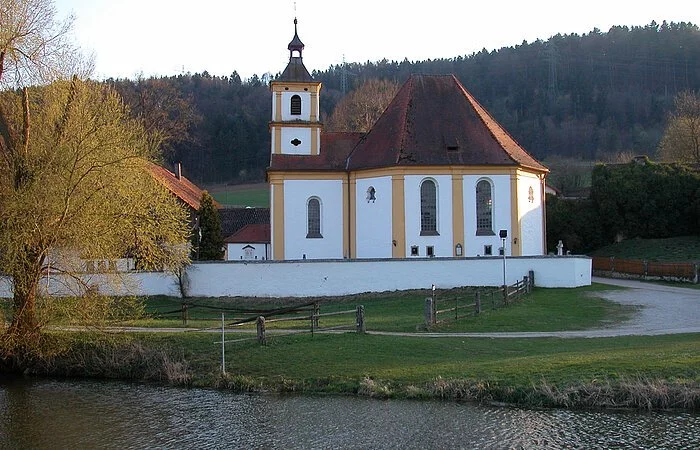 Wallfahrtskirche Griesstetten mit Friedhofsmauer und Altwasser im Vordergrund