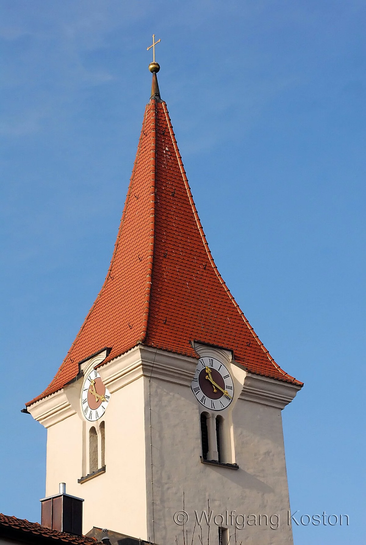 Ansicht des Kirchturms der  katholischen Kirche Sankt Bonifatius in Böhmfeld.